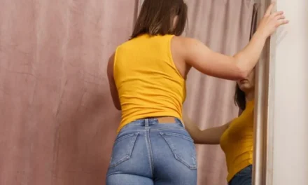 Sophia May, milf in strakke spijkerbroek, knielaarzen en lingerie